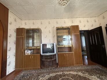 Серванты: Стенка для гостиной из дерева с лакированной отделкой. Состоит из двух at lalafo.kg Серванты: Стенка для гостиной из дерева с лакированной отделкой. Состоит из двух