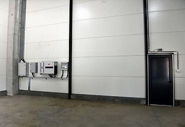 Radionice, postrojenja, fabrike: -Površina od 920m2 je podeljena u dva objekta 660m2 i 260m2. -Hala sa — 10