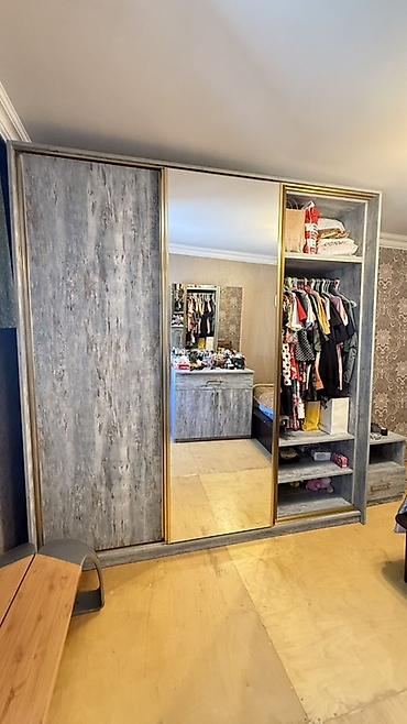 loft masa: Sürgülü qapılı böyük qarderob şkaf - 3 qapılı sistem: ortadakı qapı — 2
