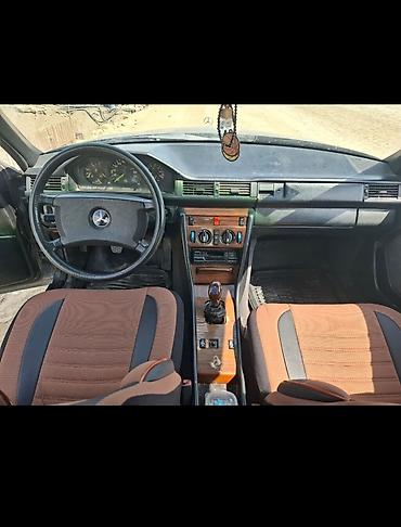 mercedes 220 1985: Mercedes-Benz E 300: 3 l | 1988 il Sedan — 5