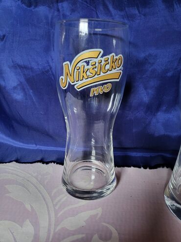 Čaše: Case nove Niksicko pivo. Nove case. sve na njima odsjaj od svetla na lalafo.rs — 7 Čaše: Case nove Niksicko pivo. Nove case. sve na njima odsjaj od svetla — 7