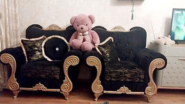 Klassik dizaynda iki kreslo. tek adam yasayan evde dekor kimi qoyulub