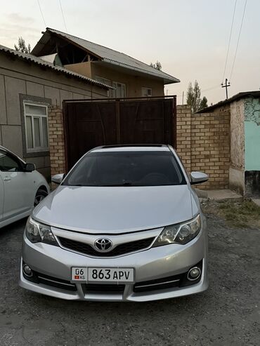 кредит на машину: Серебристый седан Toyota Camry с люком, идеально состояние без