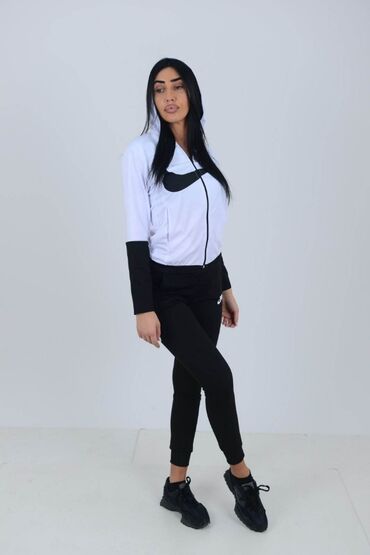 Gornji i donji deo: Cena 2,900
Mokra likra S, M, L, XL
8 boja — 4