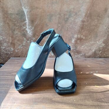летняя обувь женская: Стильные летние босоножки в отличном состоянии всего лишь за 400 сом