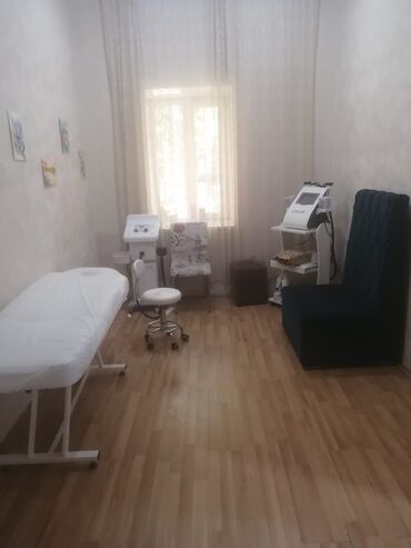 düz qaş formaları: Ünvan: 28 May, Nizami 102. Gözəllik salonunun daxilində 20 kv.m-lik