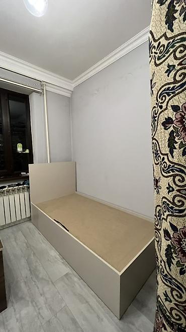 bunk bed: Односпальная кровать с высоким изголовьем и коробом для хранения. - — 3