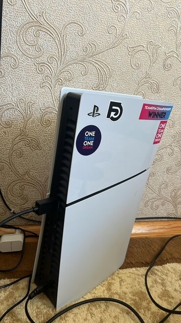 minoksidil 5: PlayStation 5 oyun konsolu, iki ədəd DualSense oyun nəzarətçisi ilə