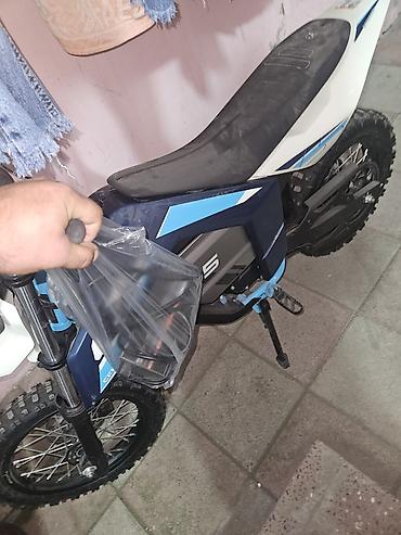 elektrik sukuti: Uşaq üçün mini kross tipli elektrik motosiklet. Şəkildə göründüyü kimi — 1