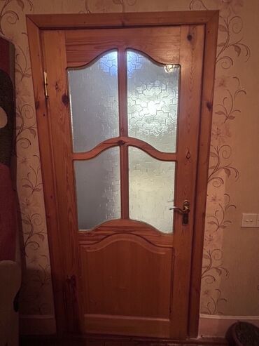 otag qapısı: Taxta daxili qapı - Material: təbii ağac (şam tipli), laklı səth -