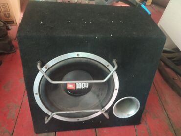 усилитель саббуфер: Автомобильный сабвуфер JBL мощностью 1000 Вт, оснащенный басовым