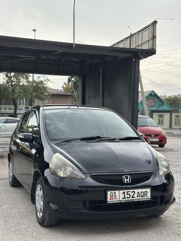 обмен на малометражку: Пятидверный хэтчбек Honda Fit черного цвета, модель оснащена боковыми