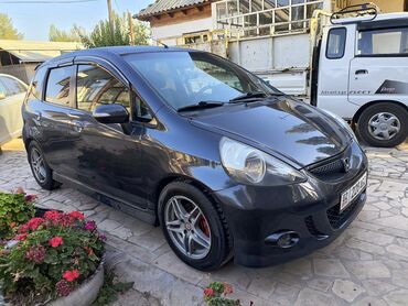 машины на обмен: Хэтчбек Honda Fit в темно-сером цвете с пятидверным кузовом. Оснащен