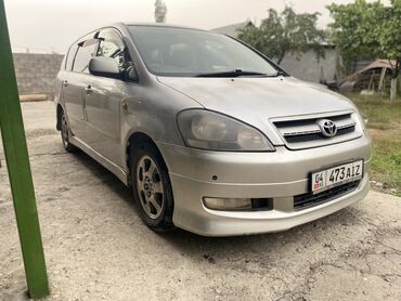 машына приора: Toyota Ipsum (правый руль), серебристый универсал/минивэн. Основные