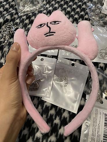 Наборы украшений: Набор аксессуаров и брелоков Состав: - Металлическая брошь в виде — 8