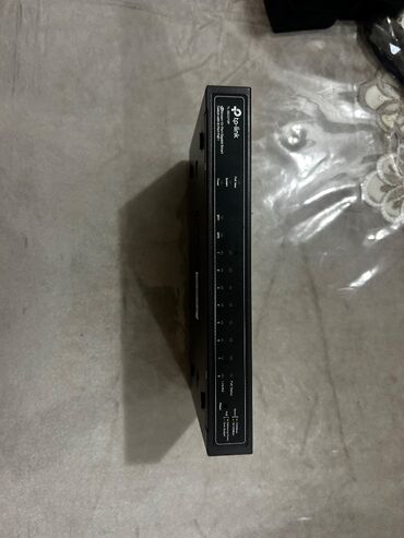 Настольные ПК и рабочие станции: 8 × Gigabit RJ45 portu (PoE+ dəstəyi) + 2 × Gigabit SFP uplink portu ￼