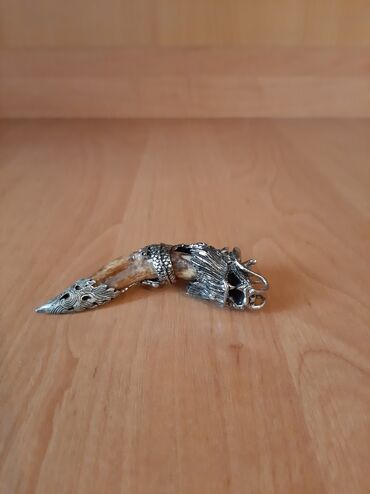 Серебрянная подвеска виде дракона,внутри настоящий клык