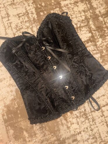 Dəstlər, kostyumlar: Qadın geyim dəsti - Qara qısa qol don: sadə, bədənə oturan siluet — 14