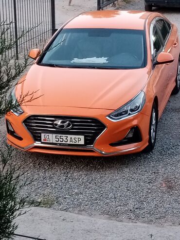 corolla runx: Автомобиль Hyundai Sonata в ярком оранжевом цвете. Седан с элегантным