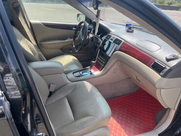 Lexus: Lexus ES 300 modeli. Klassik sedan dizaynı və dörd qapılı korpusu ilə — 13