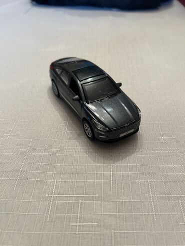 Avtomobil modelləri: Miniatür modell avtomobil – KIA Sorento - Miqyas: təxmini 1:36–1:43 — 12