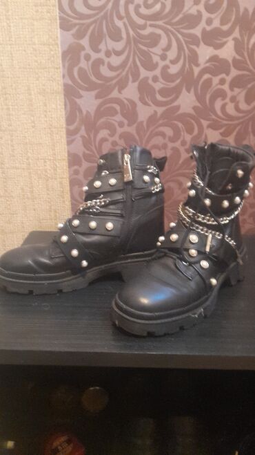 женские демисезонные лаковые сапоги: Qara biker üslubunda qadın botları - Material: sintetik dəri