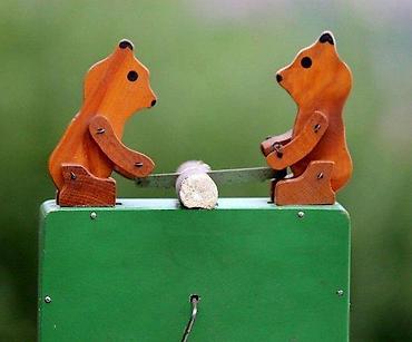 Figure: Medvedi seku drvo stara mehanička drvena igračka. Stara drvena igračka — 6