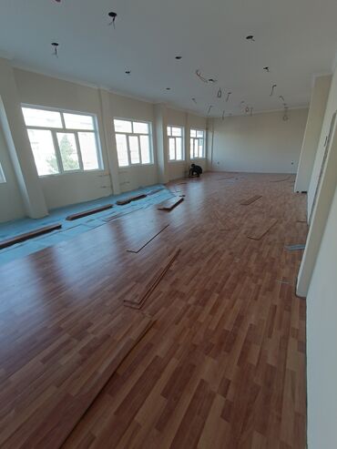 Döşəmə işləri: Laminat ustası her bir nov laminatlarin vurulmasi bilintuslarin — 7