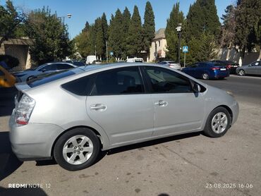 Toyota: Toyota Prius – hibrid hetçbek Xüsusiyyətlər: - Korpus: 5 qapılı — 7