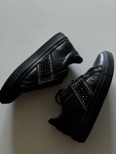 Кроссовки и спортивная обувь: Кеды из натуральной кожи черного цвета носила немного, качество 🔥