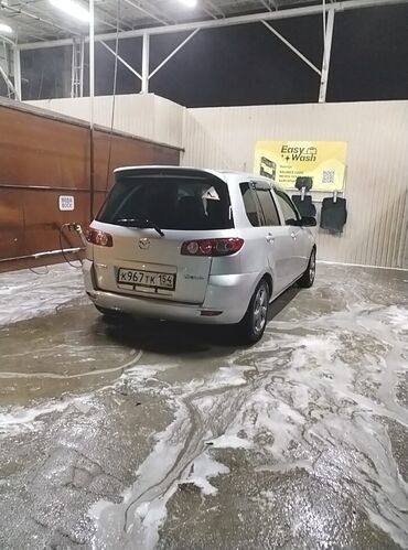 мото под выкуп: Автомобиль Mazda Demio серебристого цвета с характерным дизайном