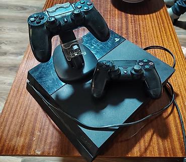 PlayStation 4 konzola (slim verzija) sa dodatnom opremom. Paket
