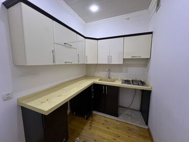 стеклянный журнальный стол: L formalı mətbəx mebeli uzeri tokme mermer ile tehciz olunub