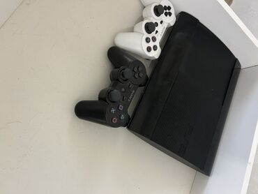 PS3 (Sony PlayStation 3): PS 3 super slim əla vəziyyətdə 2 ədəd pultu var şunurları falan hamsı