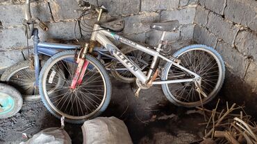 два велосипеда: Продаю два велосипеда за 6500 сом на ходу торг будет