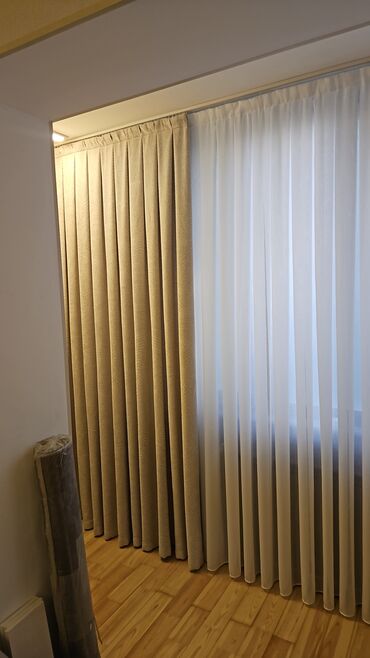 Pərdə və tüllər: Bu dəst tünd bənövşəyi rəngli iki qalın pərdədən və ortada yerləşən ağ — 6