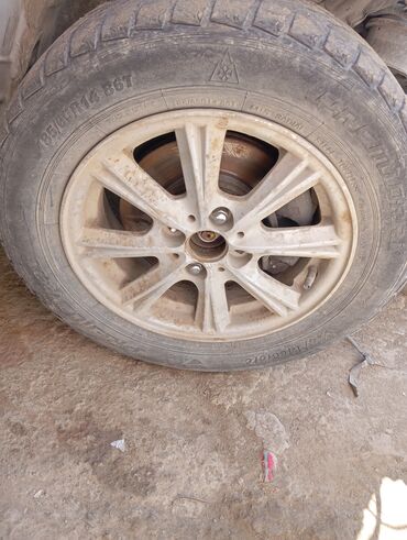 Шины: Avtomobil üçün təkərlə birlikdə qış şini. Şin 185/60R14 86T ölçüsünə