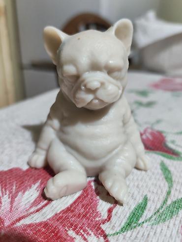 primark stranger things: Dekorativna figurica – sedenje šteneta (verovatno buldoga), izrađena u — 1