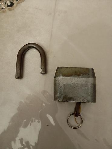 qapi plasmas: Məhsul: Asma qıfıl + divar üçün 3-lü açarlıq Təsvir: - Geniş metal — 4