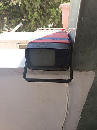 mini radio: Kompakt vintage cib televizoru və radio kombosu - Portativ dizayn — 1