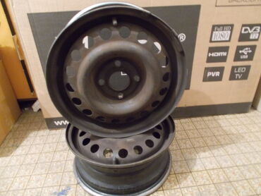 Tyres & Wheels: Četiri felne 14" 4x100 5,5J, centralna rupa 56mm. Dve skinute sa