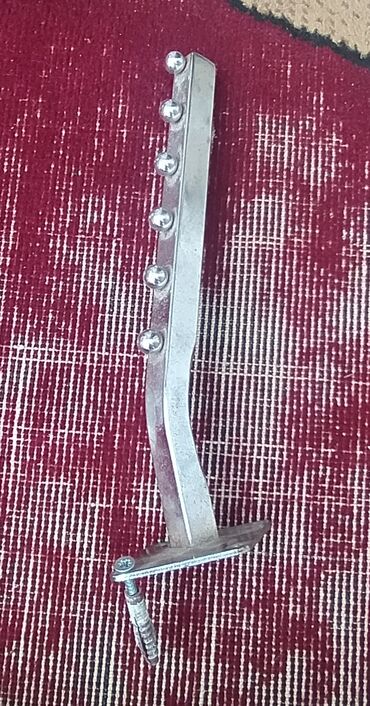 Plastik qapılar: Bu metal qapı dayanacağı, qapıların divara dəyməsinin qarşısını almaq