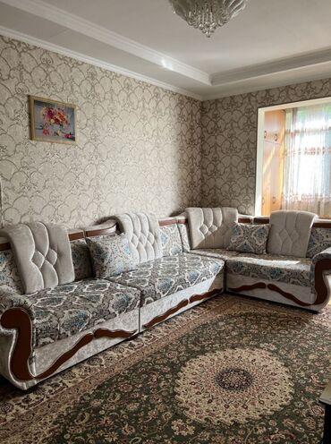 каракол мебель: Угловой диван, цвет - Белый, Б/у