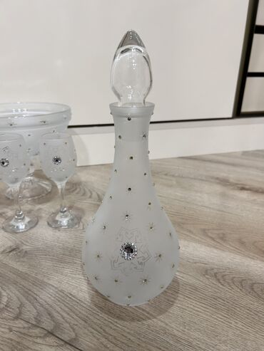 Digər içki üçün qablar: Bokal dəsti. Yenidir. 6 bokal, 1 vaza, 2 mürəbbə qabı, 1 grafin, 2 — 13