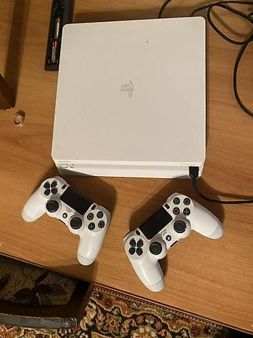 PS4 (Sony PlayStation 4): Sony PlayStation 4 Slim (белая) с двумя беспроводными геймпадами — 3
