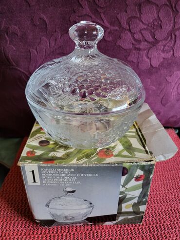 Ostalo posuđe: Bombonijera nova sa poklopcem,puno staklo. Visina. 12cm. Precnik — 1