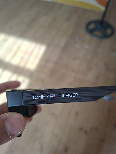 Tommy Hilfiger gün eynəyi - Brend: Tommy Hilfiger (orijinal loqo və