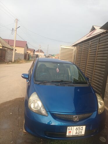 авто с последующим выкупом фит: Синий хэтчбек Honda Fit с пятидверным кузовом, идеально подходящий для
