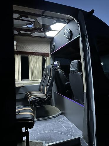 нужные вещи: Mercedes-Benz Sprinter, черный микроавтобус (длинная база, высокий — 5