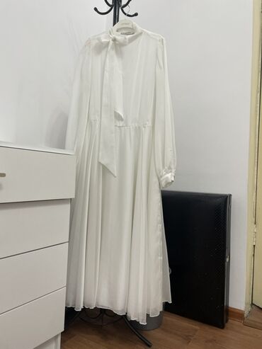 белое платье в пол с цветами: Белое платье миди/макси с шарф-галстуком у горловины. - Цвет